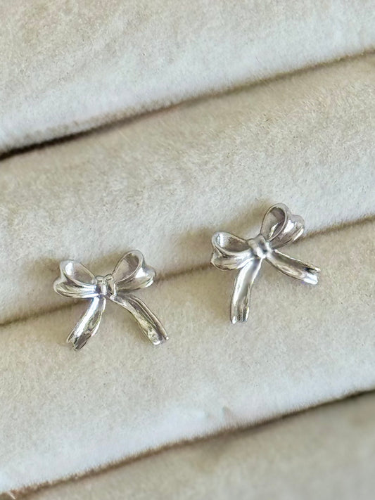 Silver Bow Earrings – Elegant & Timeless Accessories