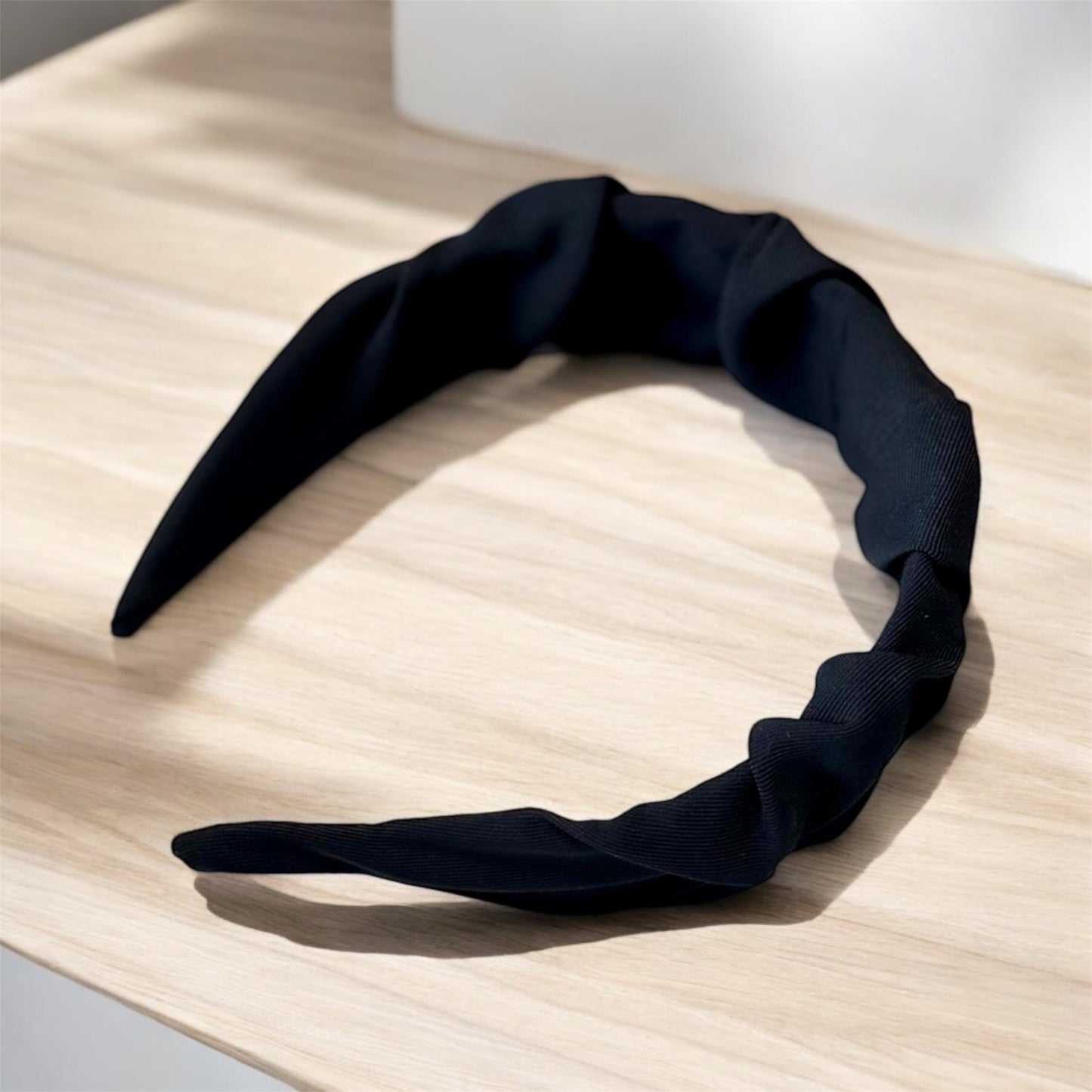 Elegant Knotted Headband – Classic Black Hair Accessory